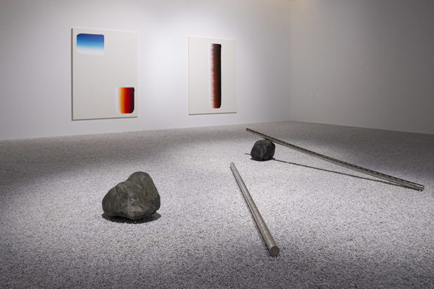 李禹焕作为"物派(もの派"中心艺术家在作品中展示物与物之间的关系性